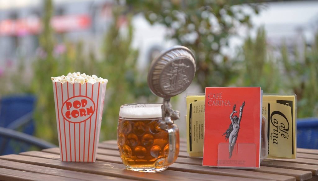 Bier und Popcorn im Café Carina